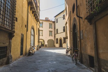 Lucca antik şehrinin dar sokakları geleneksel mimari ile, İtalya.