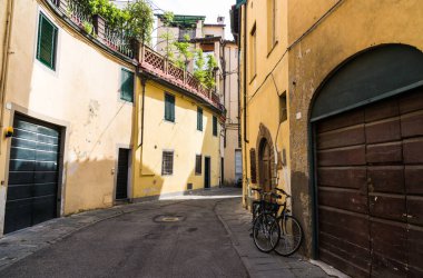 Lucca antik şehrinin dar sokakları geleneksel mimari ile, İtalya.