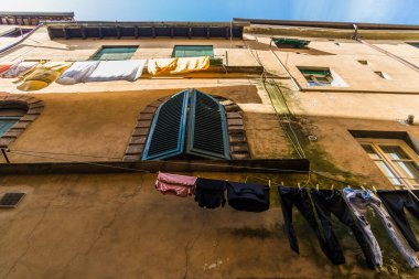 İtalya 'da geleneksel renkli antik İtalyan mimari evleri.