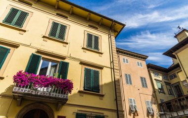 Lucca antik şehrinin dar sokakları geleneksel mimari ile, İtalya.