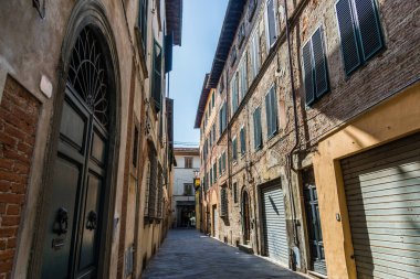 Lucca antik şehrinin dar sokakları geleneksel mimari ile, İtalya.