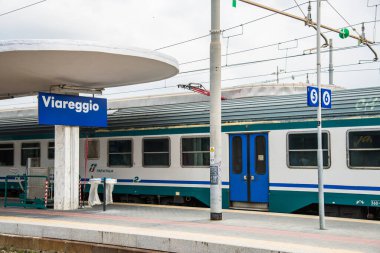 Viareggio, İtalya - 8 Ağustos 2019: Toskana, İtalya 'da yerel tren