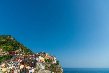 Renkli evleriyle İtalya 'nın Cinque Terre kentindeki Manarola köyü..