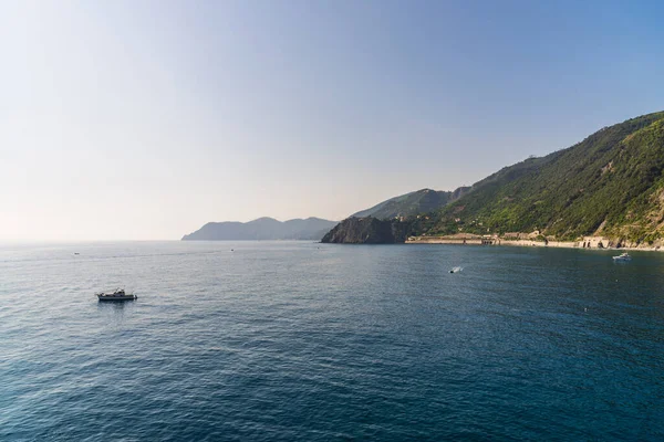 Vista en la costa del Mar de Liguria en Liguria, Italia, con agua aguamarina . — Foto de Stock