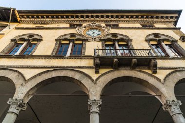 Birçok geleneksel renkli antik İtalyan mimari evleri.