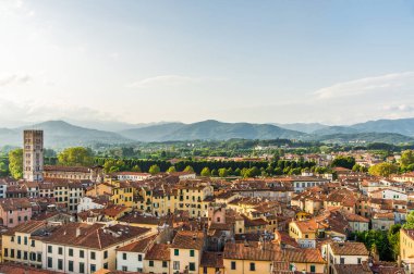 Tuscany 'deki renkli evleri olan antik İtalyan kasabasına bak..