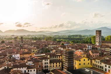Tuscany 'deki renkli evleri olan antik İtalyan kasabasına bak..