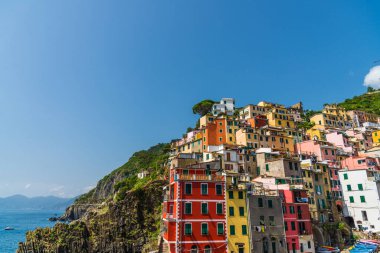 İtalya 'nın Riomaggiore köyünde renkli evler ve Ligurian Deniz Kıyısı manzarası.