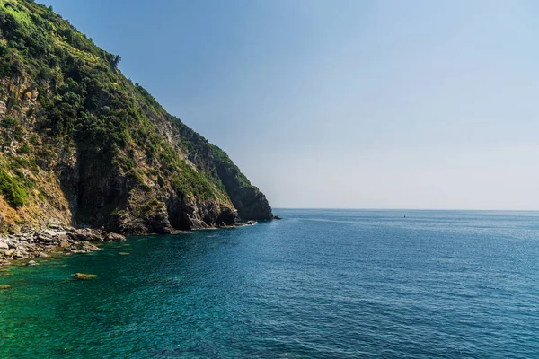 Vista en la costa del Mar de Liguria en Liguria, Italia, con agua aguamarina . — Foto de Stock