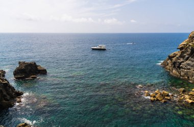 Liguria, İtalya 'daki Liguria Denizi kıyıları, su ve botlarla dolu..