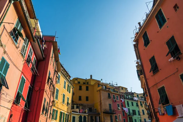 Coloridas casas de arquitectura italiana antigua en el pueblo de Vernazza, Cinque Terre . — Foto de Stock