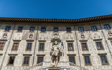 Pisa, İtalya - 9 Ağustos 2019: Pisa, İtalya 'da renkli antik İtalyan evleri