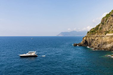 Liguria, İtalya 'daki Liguria Denizi kıyıları, su ve botlarla dolu..