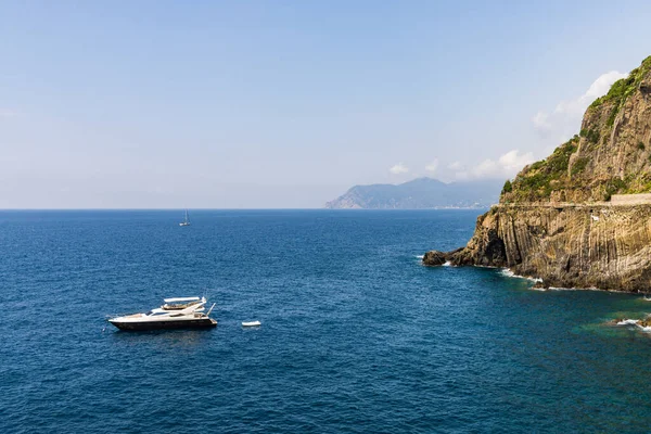 Costa del Mar de Liguria en Liguria, Italia, con agua de aguamarina y barcos . — Foto de Stock