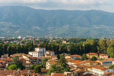 Tuscany 'deki renkli evleri olan antik İtalyan kasabasına bak..
