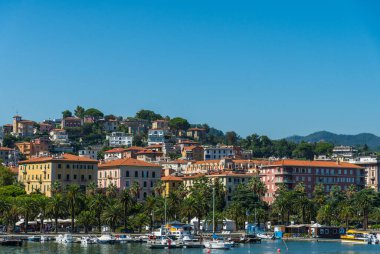 La Spezia, İtalya - 10 Ağustos 2019: La Spezia şehrindeki liman bölgesi ve tekneler