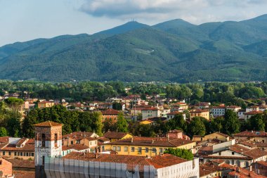 Tuscany 'deki renkli evleri olan antik İtalyan kasabasına bak..