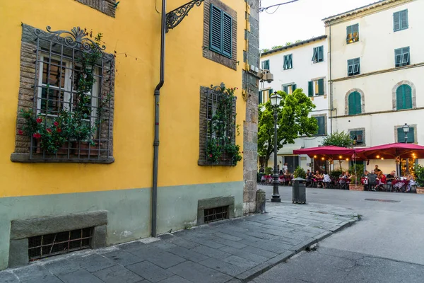 Narrow streets of Lucca ancient town with traditional architecture, Italy. — Stock Photo, Image