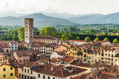 Tuscany 'deki renkli evleri olan antik İtalyan kasabasına bak..