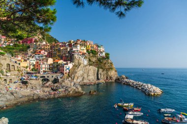 Renkli evleriyle İtalya 'nın Cinque Terre kentindeki Manarola köyü..