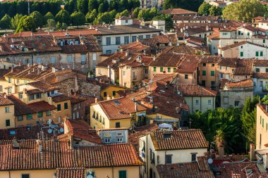 Tuscany 'deki renkli evleri olan antik İtalyan kasabasına bak..