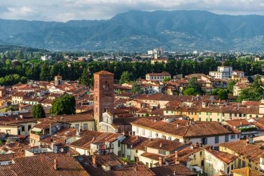 Tuscany 'deki renkli evleri olan antik İtalyan kasabasına bak..