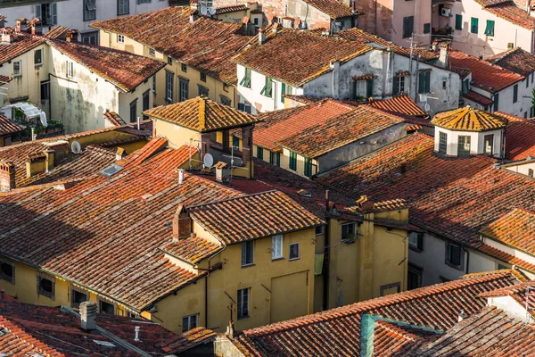 Blick auf eine antike italienische Stadt mit bunten Häusern in der Toskana von oben. — Stockfoto