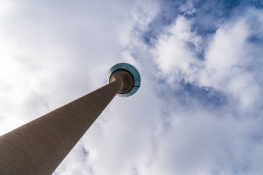 Düsseldorf 'taki Rheinturm telekomünikasyon kulesi bulutlu gökyüzünün arka planında.