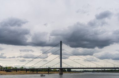 Düsseldorf, Almanya 'daki Ren nehri üzerindeki Oberkasseler Köprüsü' nde görüntü.