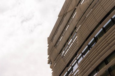 Renkli bina, soyut geometrik mimari model ve arkaplan.