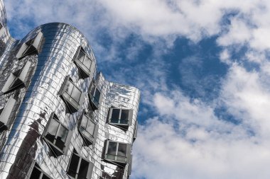 Düsseldorf, Almanya - 11 Ağustos 2019: Gehry Neuer Zollhof binalarına bakın