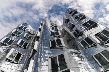 Düsseldorf, Almanya - 11 Ağustos 2019: Gehry Neuer Zollhof binalarına bakın
