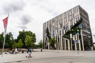 Düsseldorf, Almanya - 11 Ağustos 2019: Ko Bogen ofisi ve perakende binası