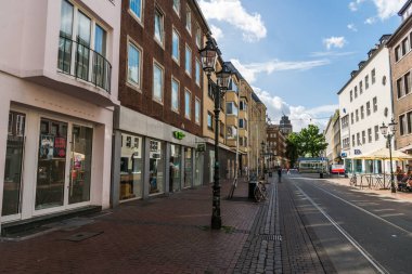 Düsseldorf, Almanya - 11 Ağustos 2019: Stadtmitte ilçesinde merkezi bir cadde