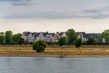 Düsseldorf, Almanya 'da Oberkassel Mahallesi ve Ren Nehri manzarası.