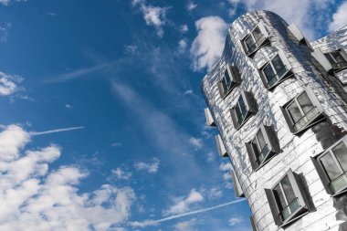 Düsseldorf, Almanya - 11 Ağustos 2019: Gehry Neuer Zollhof binalarına bakın