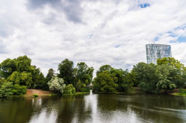 Düsseldorf, Almanya 'daki Standehaus parkındaki Kaiserteich göletinde manzara.