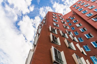Düsseldorf, Almanya - 11 Ağustos 2019: Gehry Neuer Zollhof binalarına bakın