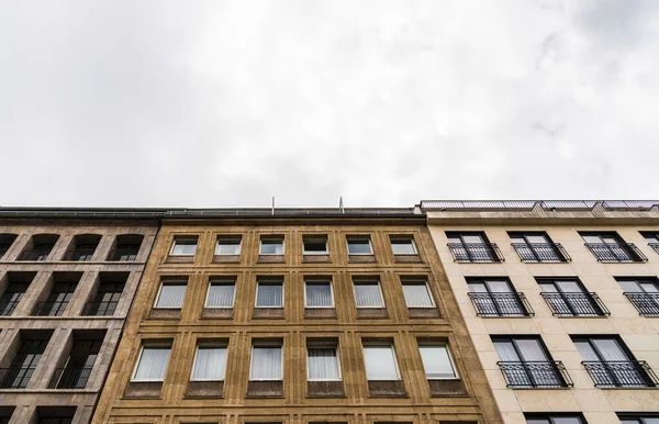 Casas de arquitectura alemana coloridas tradicionales en un día nublado . — Foto de Stock