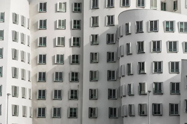 Dusseldorf, Alemania - 11 de agosto de 2019: Vista en los edificios Gehry Neuer Zollhof — Foto de Stock