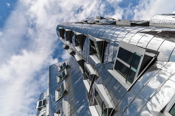 Dusseldorf, Alemania - 11 de agosto de 2019: Vista en los edificios Gehry Neuer Zollhof — Foto de Stock