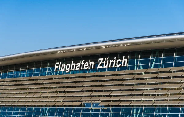 Zurich, Suiza - 14 de agosto de 2019: Aeropuerto de Zurich desde la terraza de la terminal — Foto de Stock