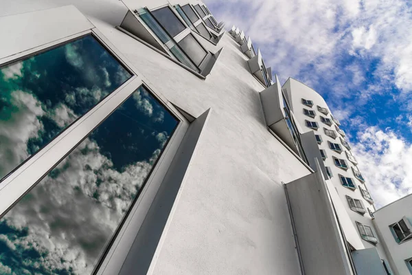 Dusseldorf, Alemania - 11 de agosto de 2019: Vista en los edificios Gehry Neuer Zollhof — Foto de Stock