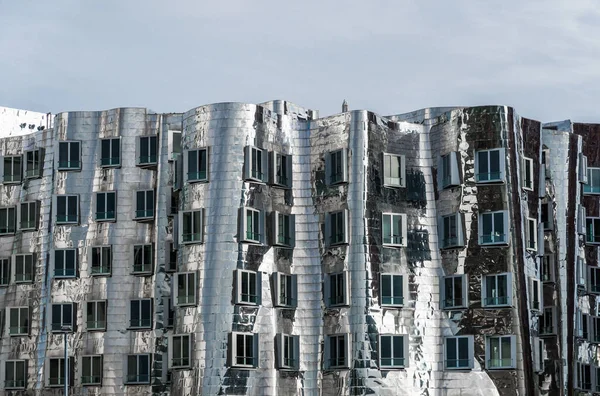 Dusseldorf, Alemania - 11 de agosto de 2019: Vista en los edificios Gehry Neuer Zollhof — Foto de Stock