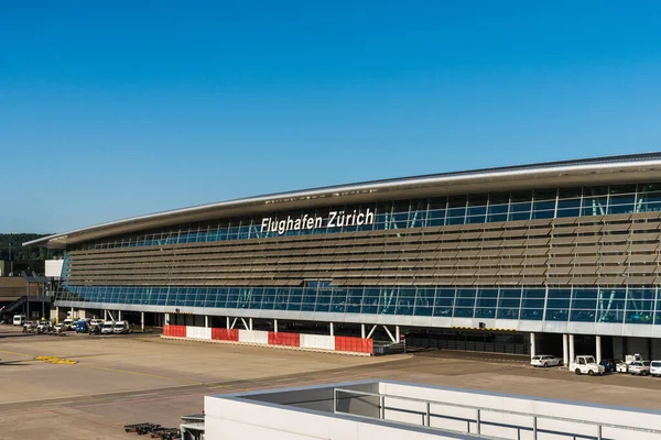 Zurich, Suiza - 14 de agosto de 2019: Aeropuerto de Zurich desde la terraza de la terminal — Foto de Stock