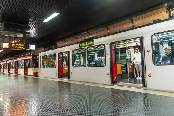 Dusseldorf, Alemania - 13 de agosto de 2019: Tren subterráneo en una estación de metro — Foto de Stock
