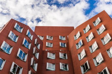 Düsseldorf, Almanya - 11 Ağustos 2019: Gehry Neuer Zollhof binalarına bakın