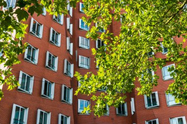 Düsseldorf, Almanya - 11 Ağustos 2019: Gehry Neuer Zollhof binalarına bakın