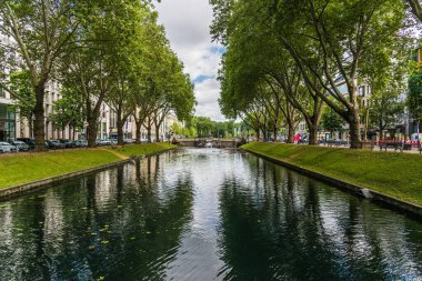 Düsseldorf, Almanya - 11 Ağustos 2019: Konigsallee Bulvarı ve Kanal