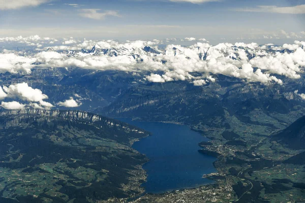 Letecký pohled na Curych, Švýcarsko, jezero Curych, kopce a pole. — Stock fotografie